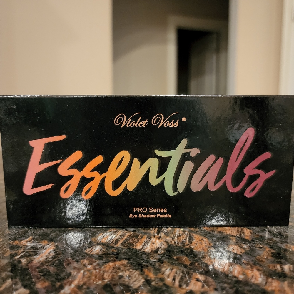 Violet Voss Essentials Palette